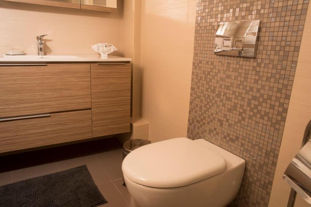 Deluxe Apartment In The Center カラマタ エクステリア 写真