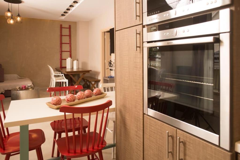 Deluxe Apartment In The Center カラマタ エクステリア 写真