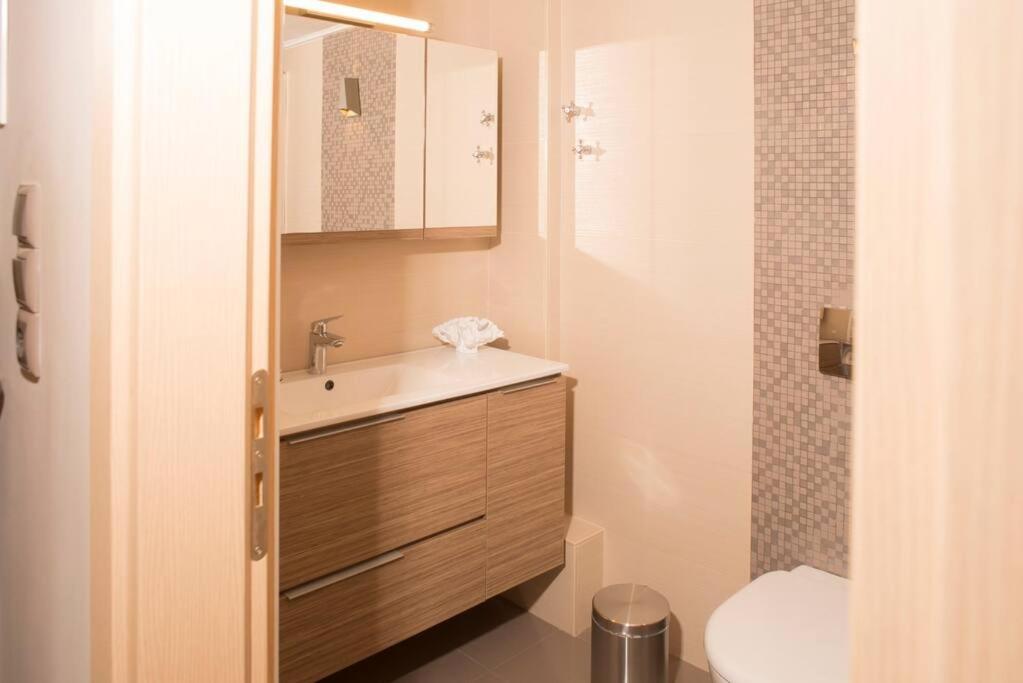 Deluxe Apartment In The Center カラマタ エクステリア 写真