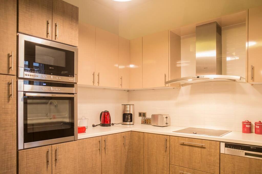 Deluxe Apartment In The Center カラマタ エクステリア 写真